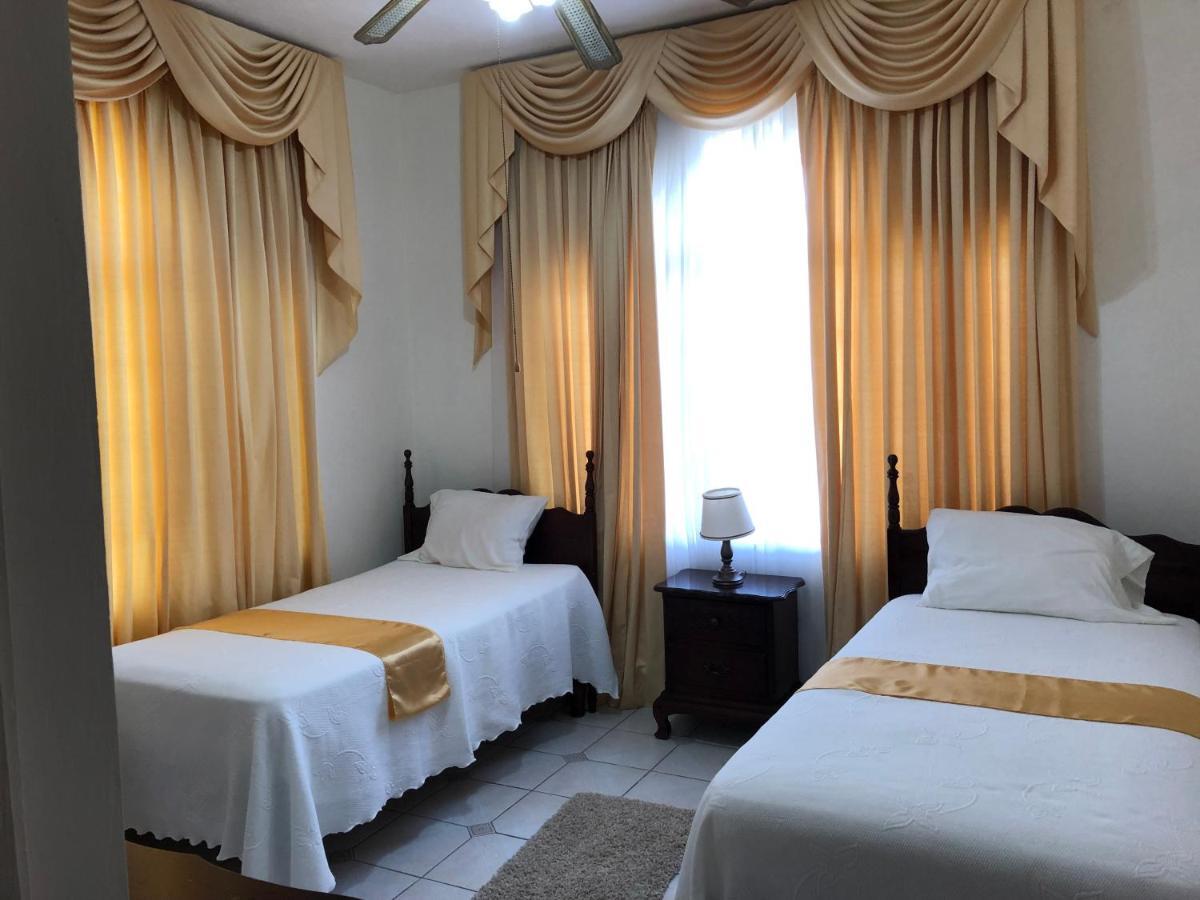 Goldenview Guesthouse Очо-Ріос Екстер'єр фото